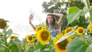 漂亮的女孩模特在向日葵附近自拍。 高清高清